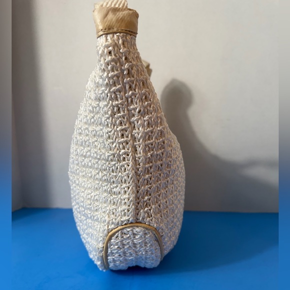 Elegant Cream Woven Shoulder Bag - Picture 5 of 9